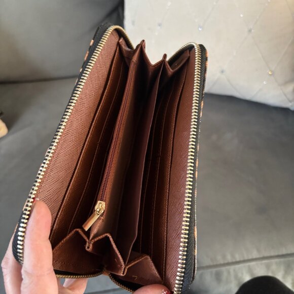 Guess Wallet - Picture 3 of 3